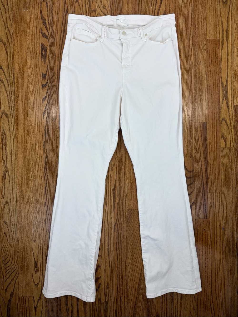 Good American Classic Boot-Cut Jeans Cloud White (16)